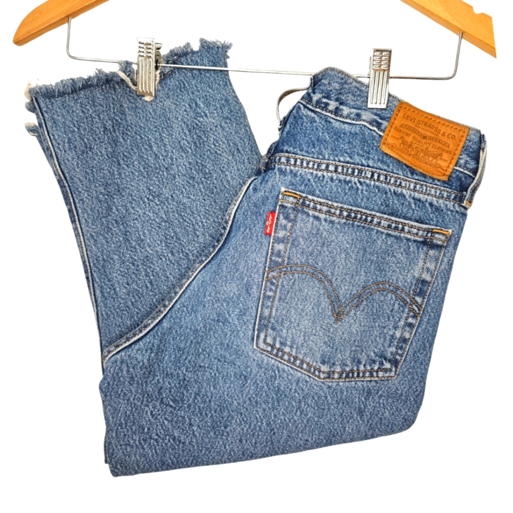 LEVIS Wedgie Raw Hem Capri Size 27